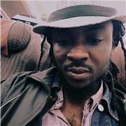 Degli studenti , abituato a insegnare ai giovani la lingua inglese parlando e scrivendo ecc. e ad assistere bene gli inabili o malati ( badante )